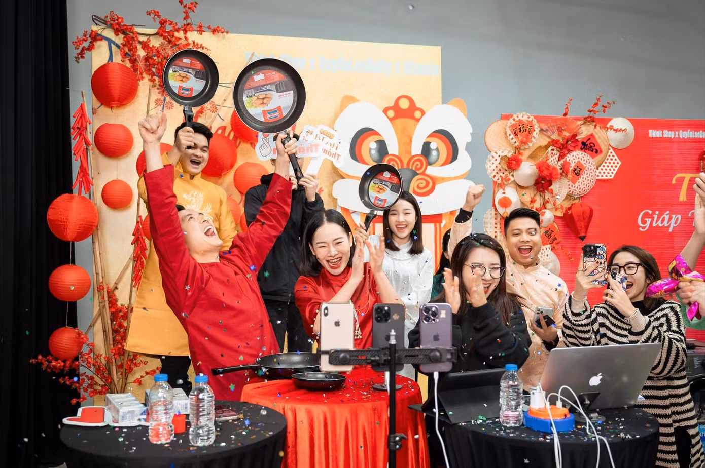 Phiên live ngày 26/1 của gia đình Quyền Leo Daily bùng nổ đơn hàng. Ảnh: NVCC