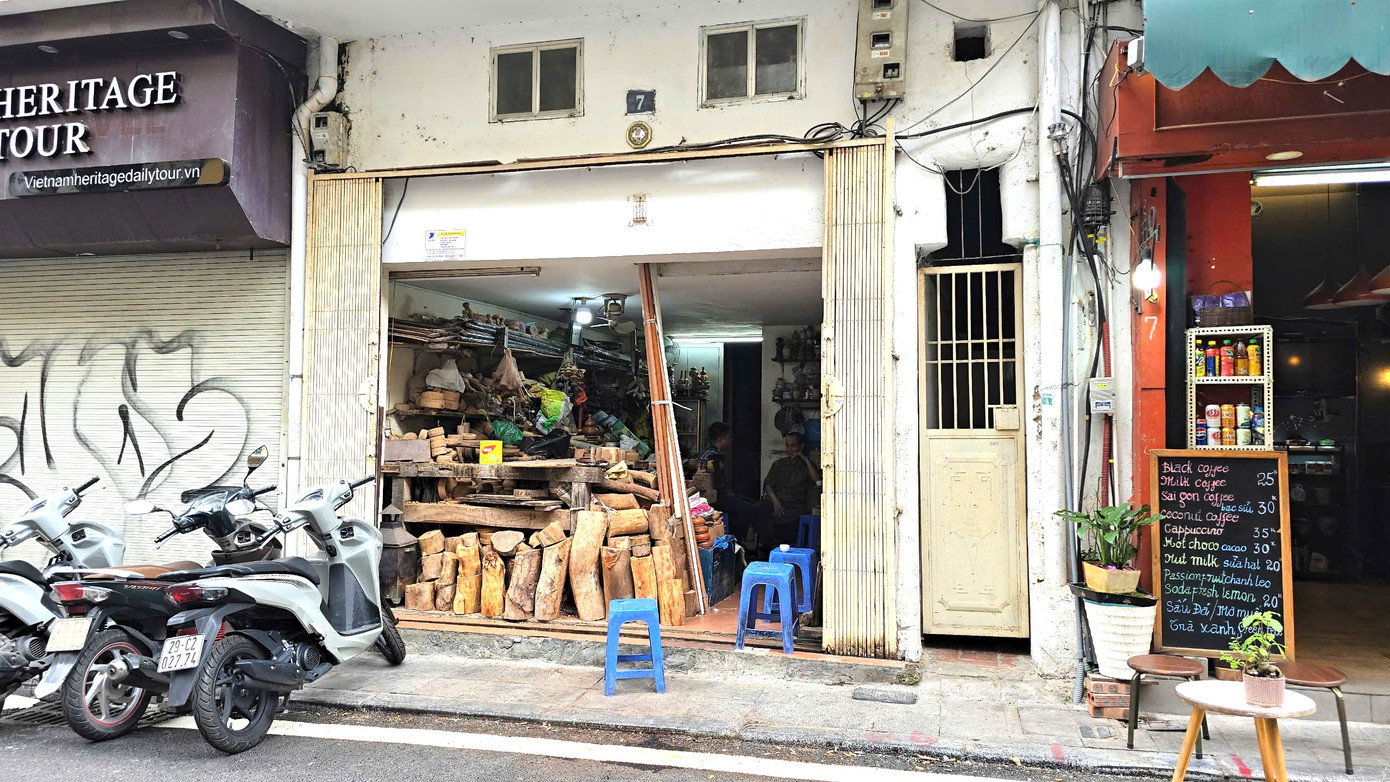 Cửa hàng tiện gỗ còn lại duy nhất trên phố Tô Tịch