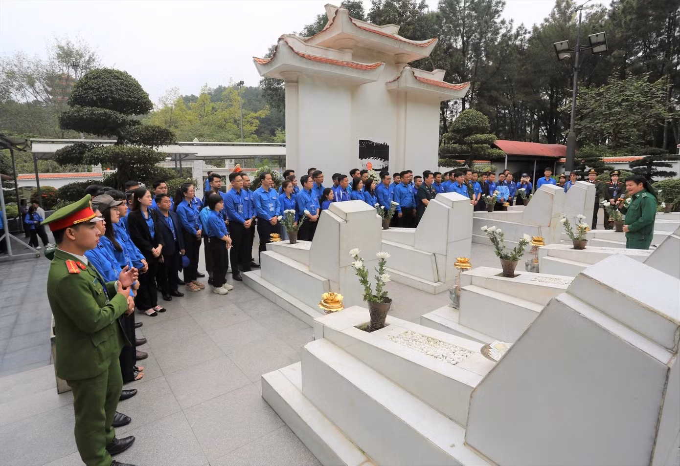 Đoàn đại biểu nhận Giải thưởng Lý Tự Trọng năm 2024 thăm địa chỉ đỏ ở Hà Tĩnh.