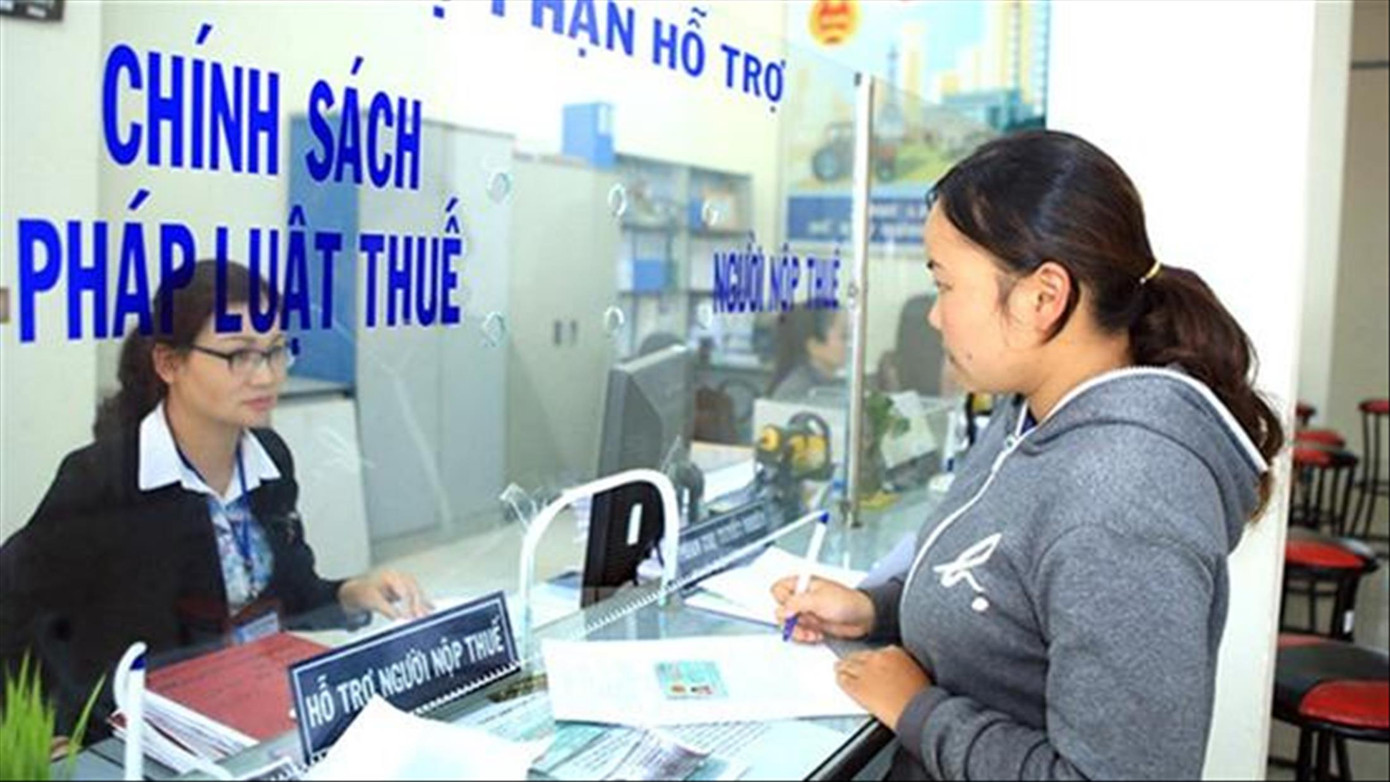 Người dân làm thủ tục tại cơ quan thuế. (Ảnh minh họa) Người dân làm thủ tục tại cơ quan thuế. (Ảnh minh họa)