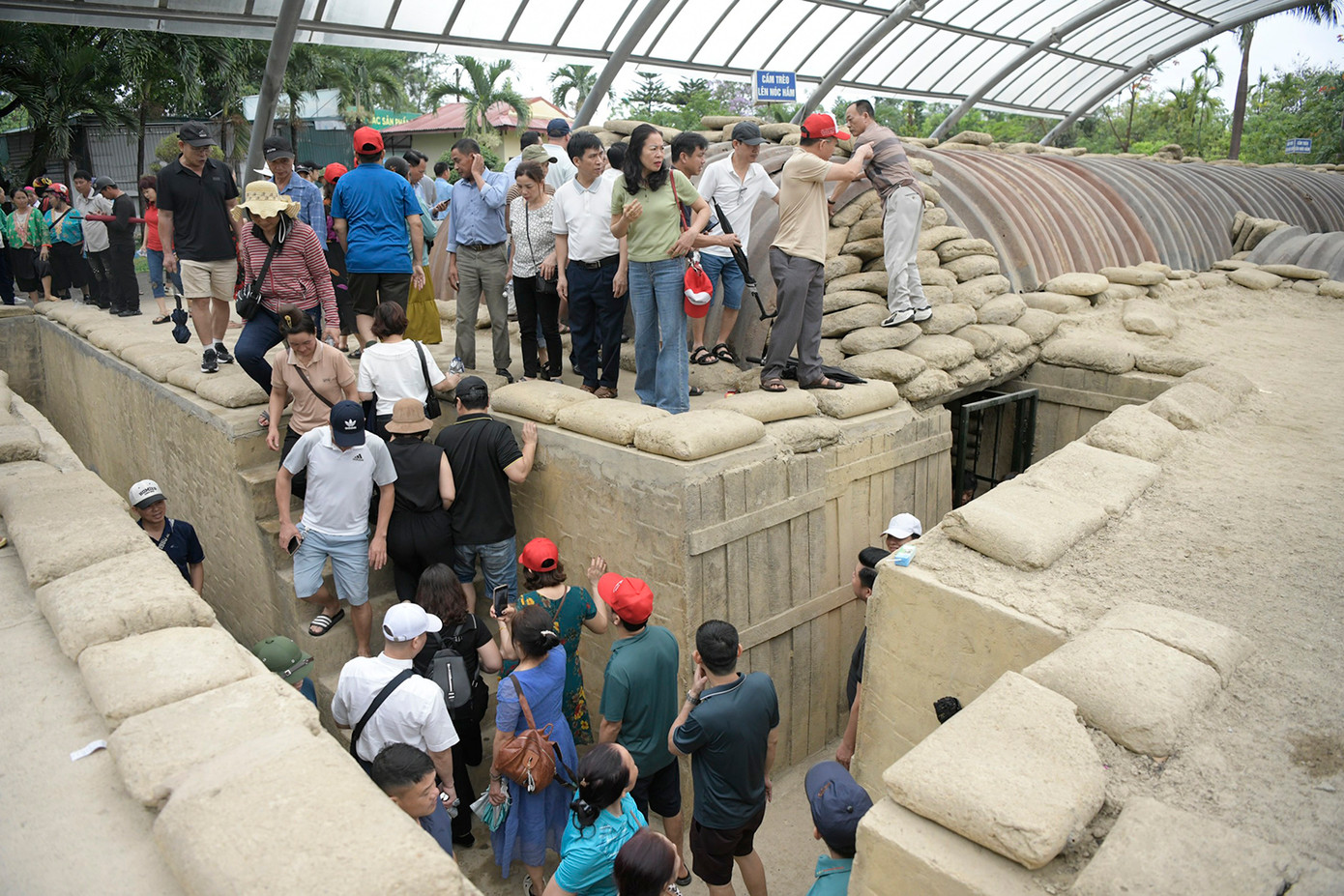 Đông đảo người dân, du khách tham quan hầm tướng Đờ Cát dịp kỷ niệm 70 năm Chiến thắng Điện Biên Phủ. Ảnh: Hoàng Mạnh Thắng