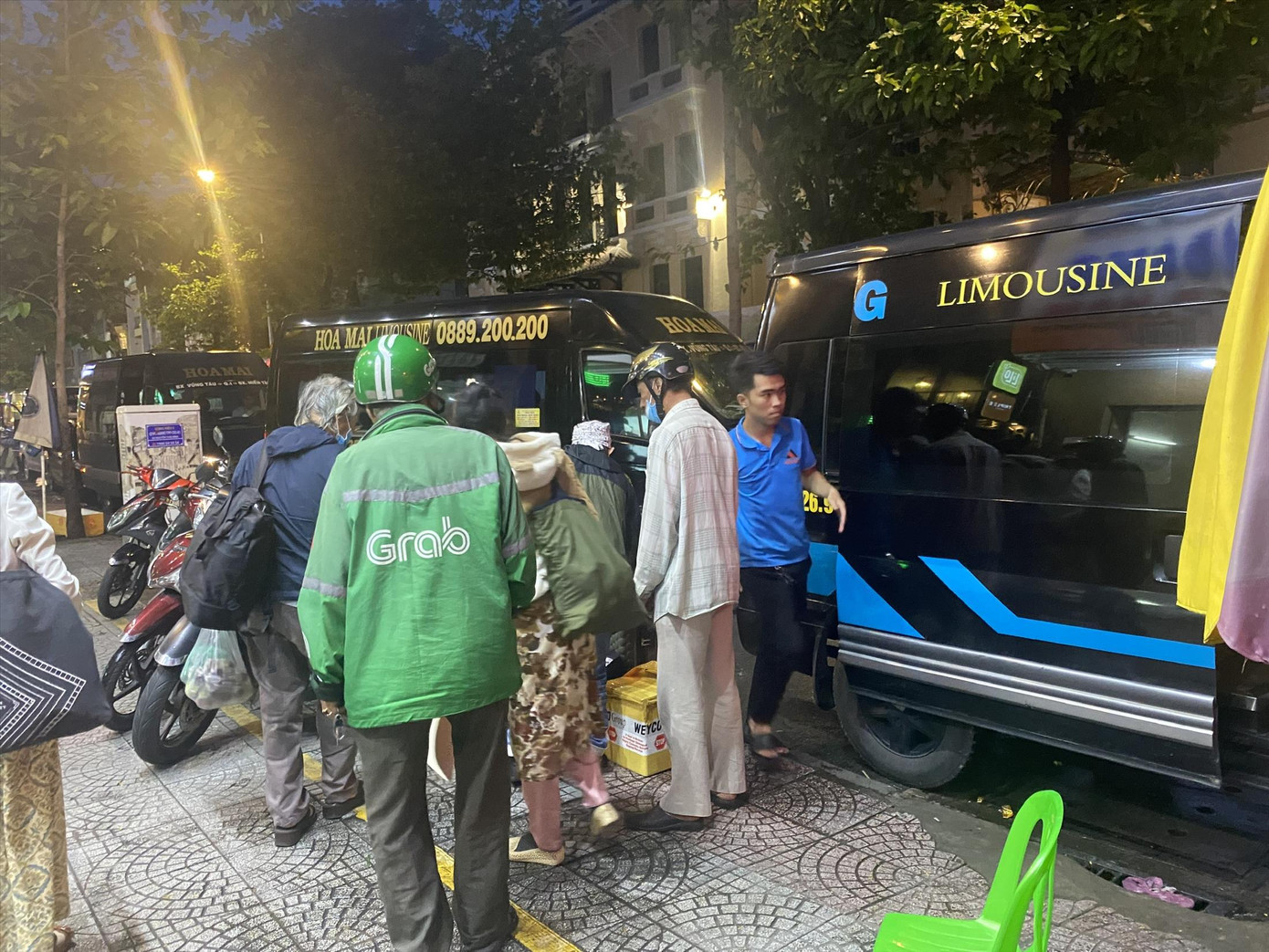 Đường Nguyễn Thái Bình, quận 1 (TPHCM) nhộn nhịp với hoạt động đón trả khách của các xe limousine. Ảnh: HH. Đường Nguyễn Thái Bình, quận 1 (TPHCM) nhộn nhịp với hoạt động đón trả khách của các xe limousine. Ảnh: HH.