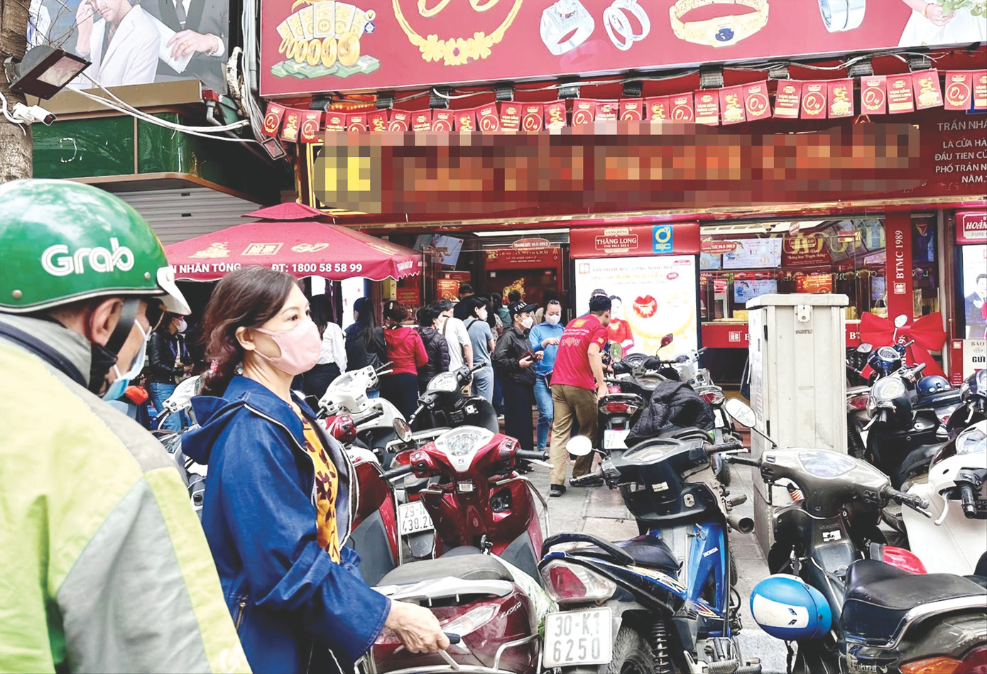 Dân xếp hàng dài trên phố vàng Trần Nhân Tông (Hà Nội) chiều 10/4. Ảnh: Như Ý. Dân xếp hàng dài trên phố vàng Trần Nhân Tông (Hà Nội) chiều 10/4. Ảnh: Như Ý.