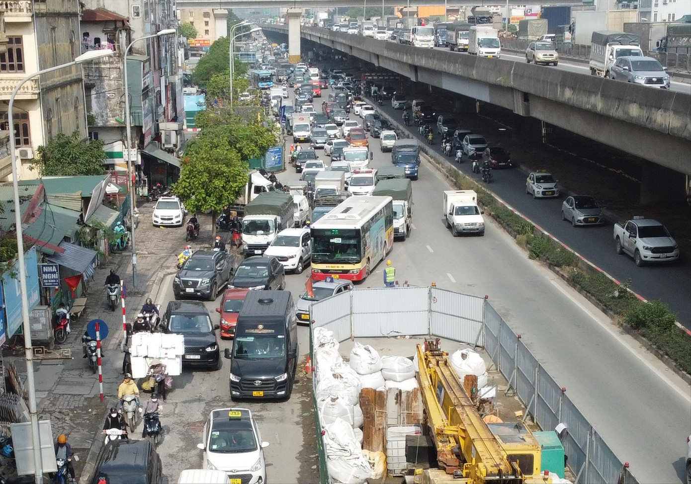 Đường Nguyễn Xiển những ngày cuối năm