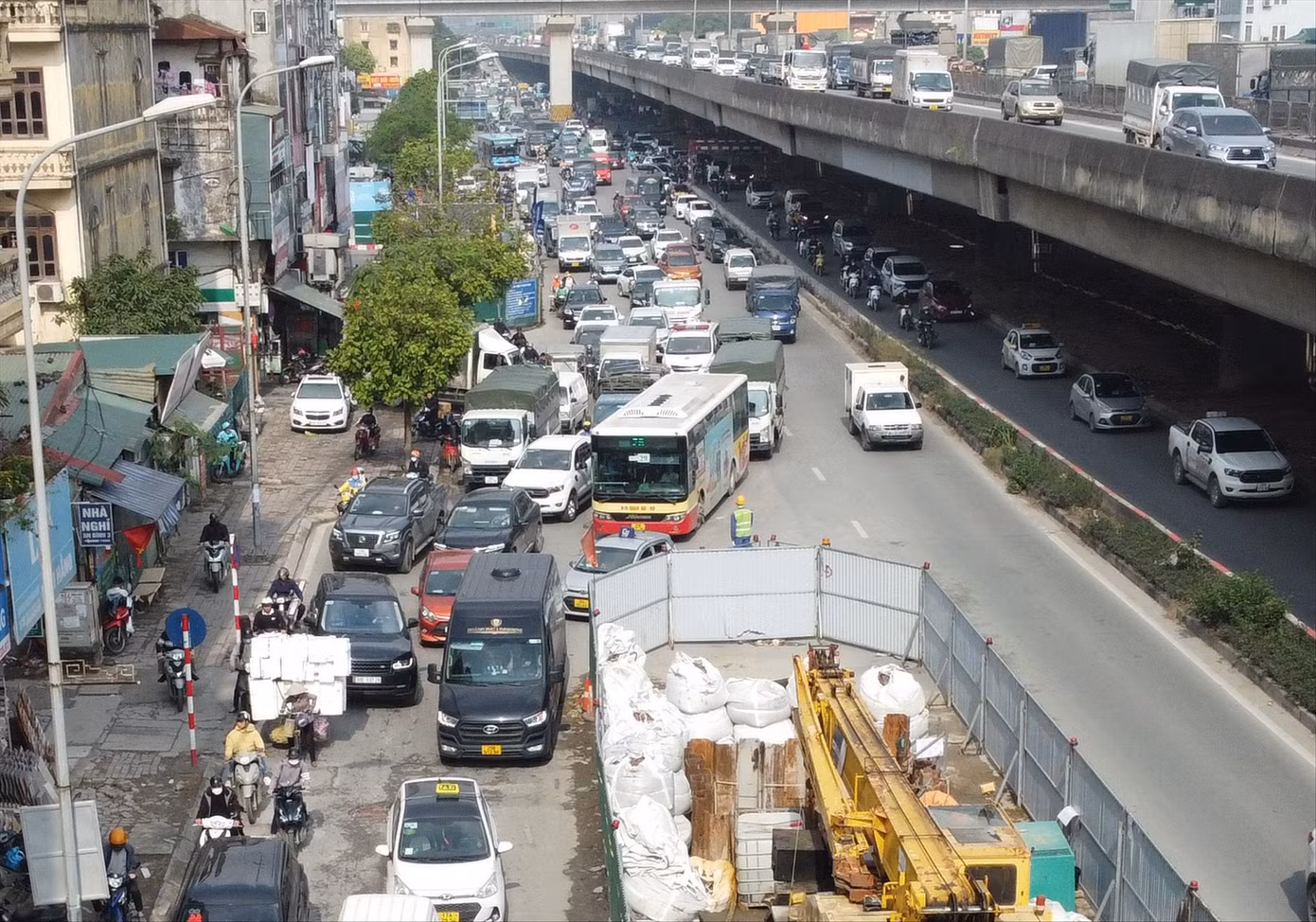 Đường Nguyễn Xiển những ngày cuối năm