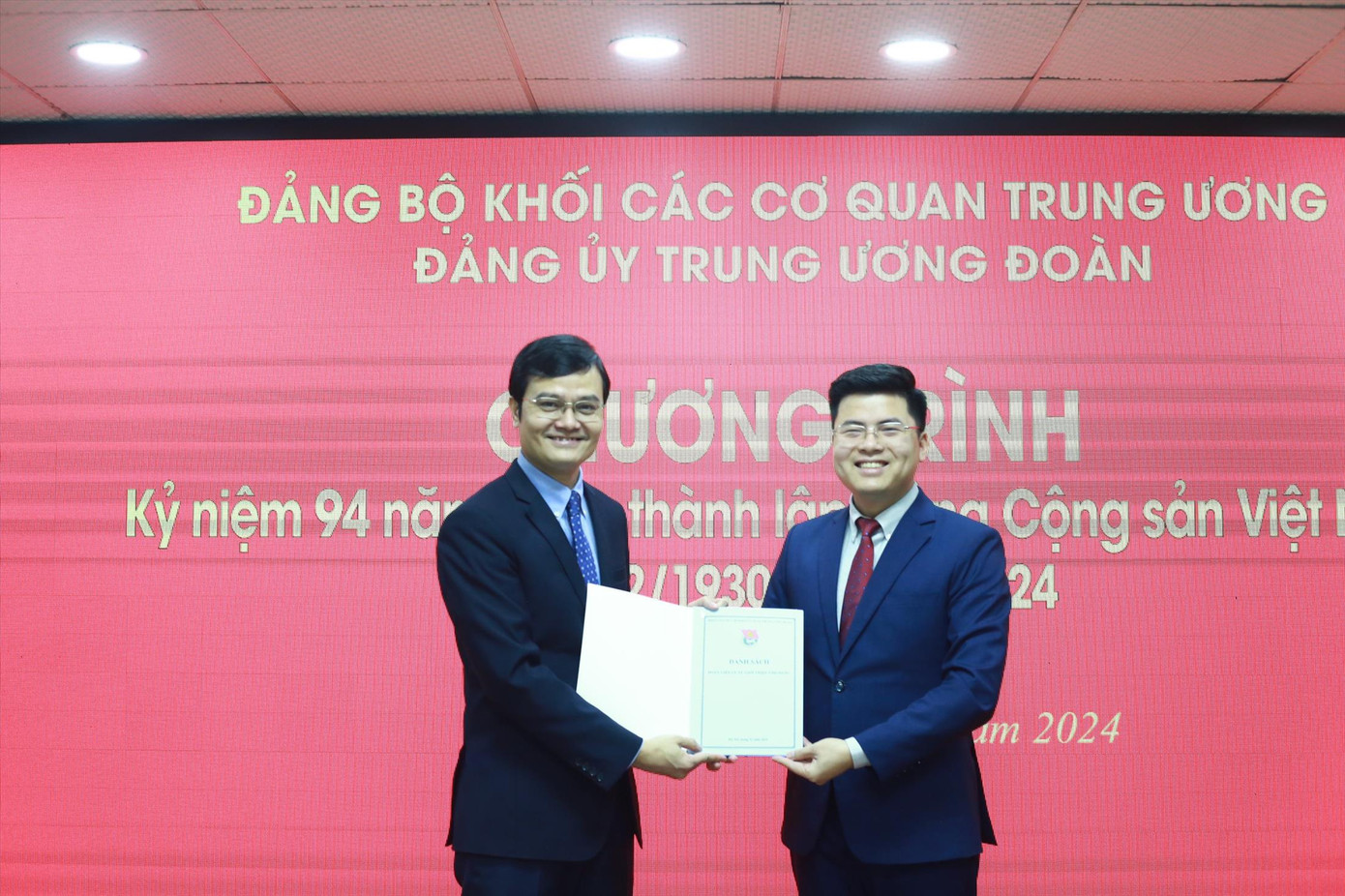 Anh Bùi Quang Huy - Bí thư thứ nhất T.Ư Đoàn, Bí thư Đảng ủy T.Ư Đoàn nhận danh sách 92 đoàn viên ưu tú từ anh Hoàng Đức Nam - Bí thư Đoàn Thanh niên cơ quan T.Ư Đoàn. Ảnh: Bảo Anh