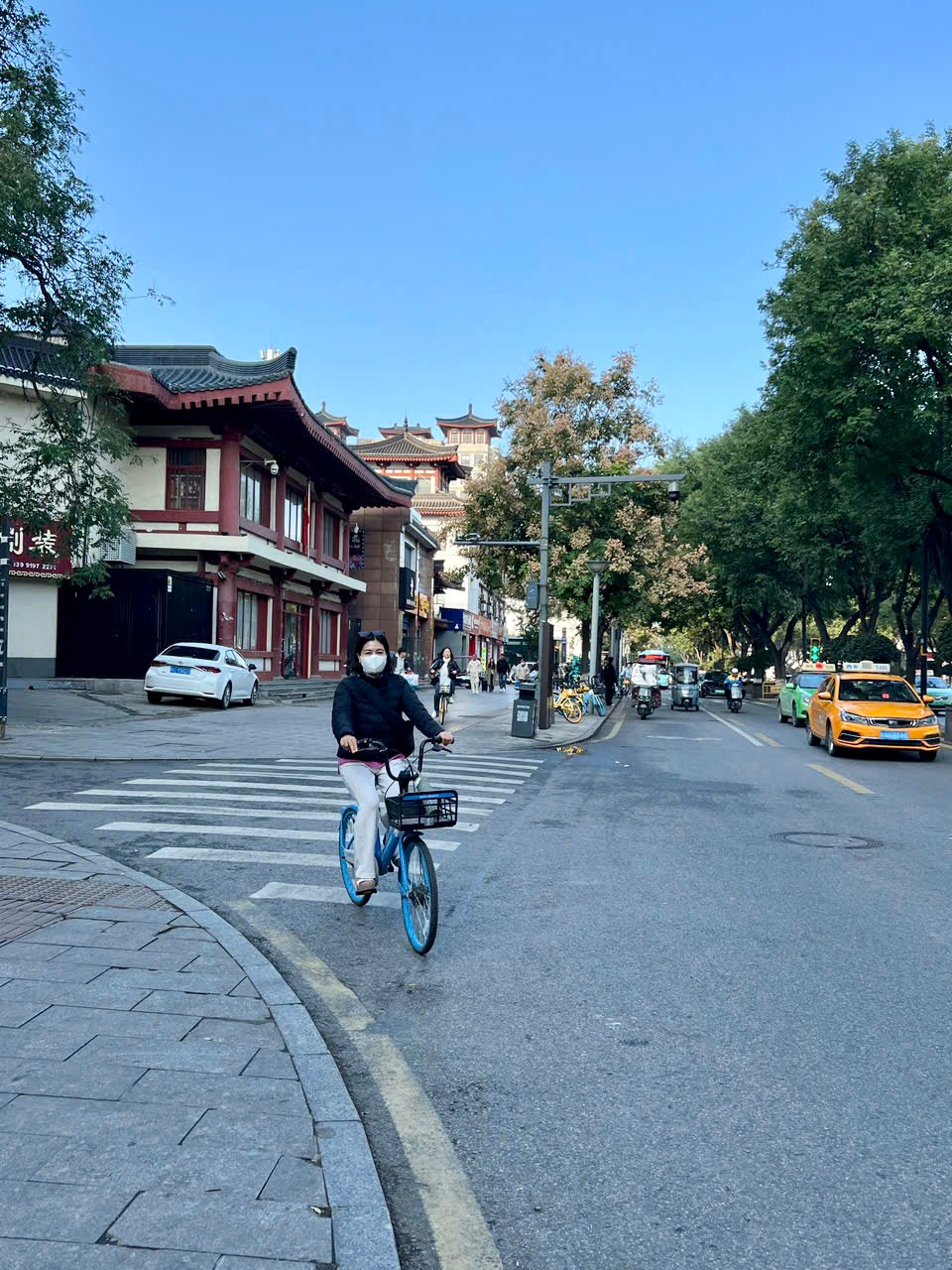 Bắc Kinh khuyến khích mọi người sử dụng phương tiện giao thông công cộng, đạp xe. Ngoài trồng nhiều cây xanh, thành phố còn áp dụng nhiều tiêu chuẩn xây dựng xanh, yêu cầu các tòa nhà mới sử dụng hệ thống lọc không khí và tiết kiệm năng lượng. Ảnh: Thu Huyền