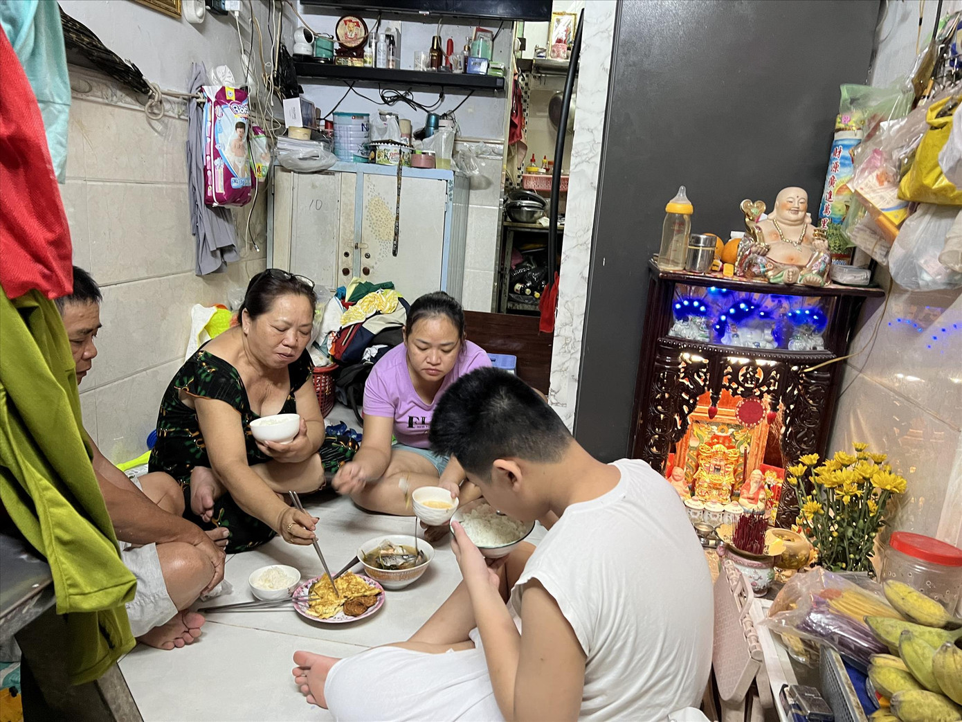 Một bữa cơm có đầy đủ các thành viên là điều xa xỉ với các gia đình xóm hộp diêm. Ảnh: U.P Một bữa cơm có đầy đủ các thành viên là điều xa xỉ với các gia đình xóm hộp diêm. Ảnh: U.P