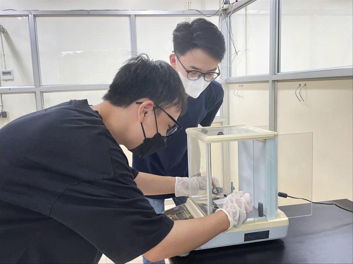 Sinh viên ĐH Bách khoa Hà Nội làm thí nghiệm đề tài nghiên cứu khoa học. Ảnh: Hùng Phong