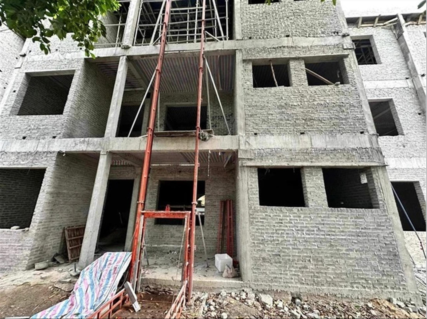 Hiện trường vụ tai nạn lao động do rơi thang máy khiến 3 người tử vong tại Quốc Oai, Hà Nội. Hiện trường vụ tai nạn lao động do rơi thang máy khiến 3 người tử vong tại Quốc Oai, Hà Nội.