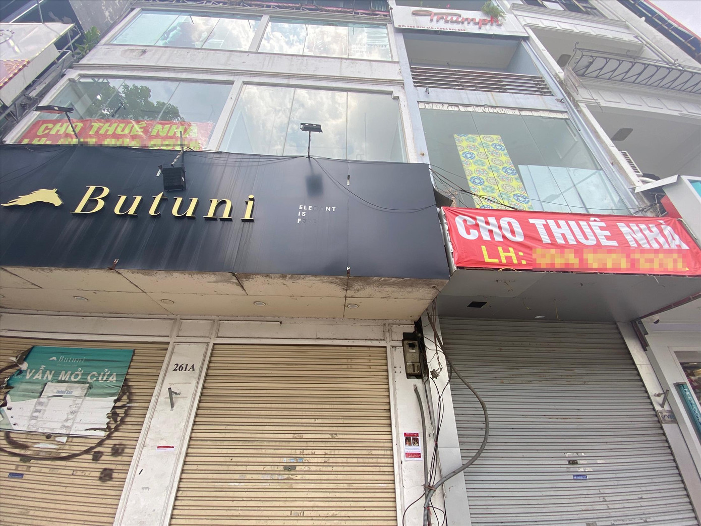 Mặt bằng ở các phố lớn, trung tâm Hà Nội bỏ trống nhiều tháng vì không có người thuê. Ảnh: Đỗ Dương