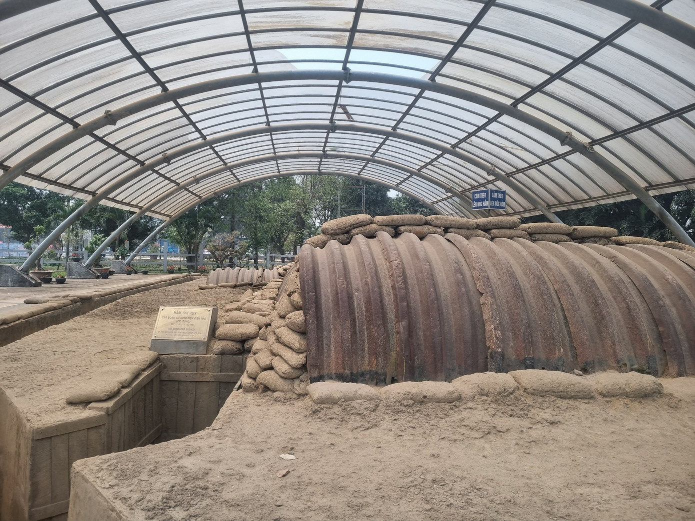 Hầm Đờ Cát được bảo tồn theo hướng vĩnh cửu. Hầm Đờ Cát được bảo tồn theo hướng vĩnh cửu.