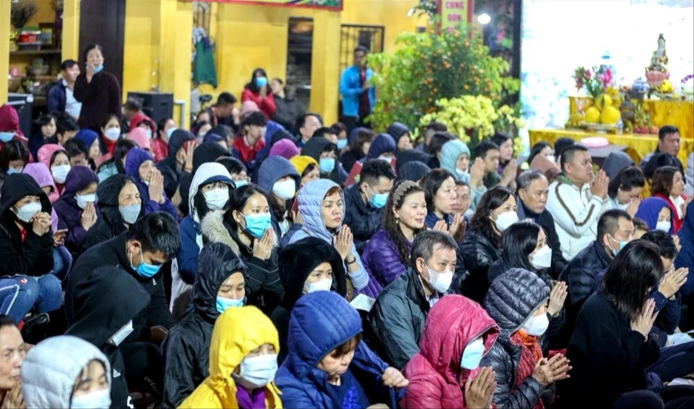 Nhiều người chú trọng cầu cúng, xin lộc. Ảnh: TRỌNG TÀI