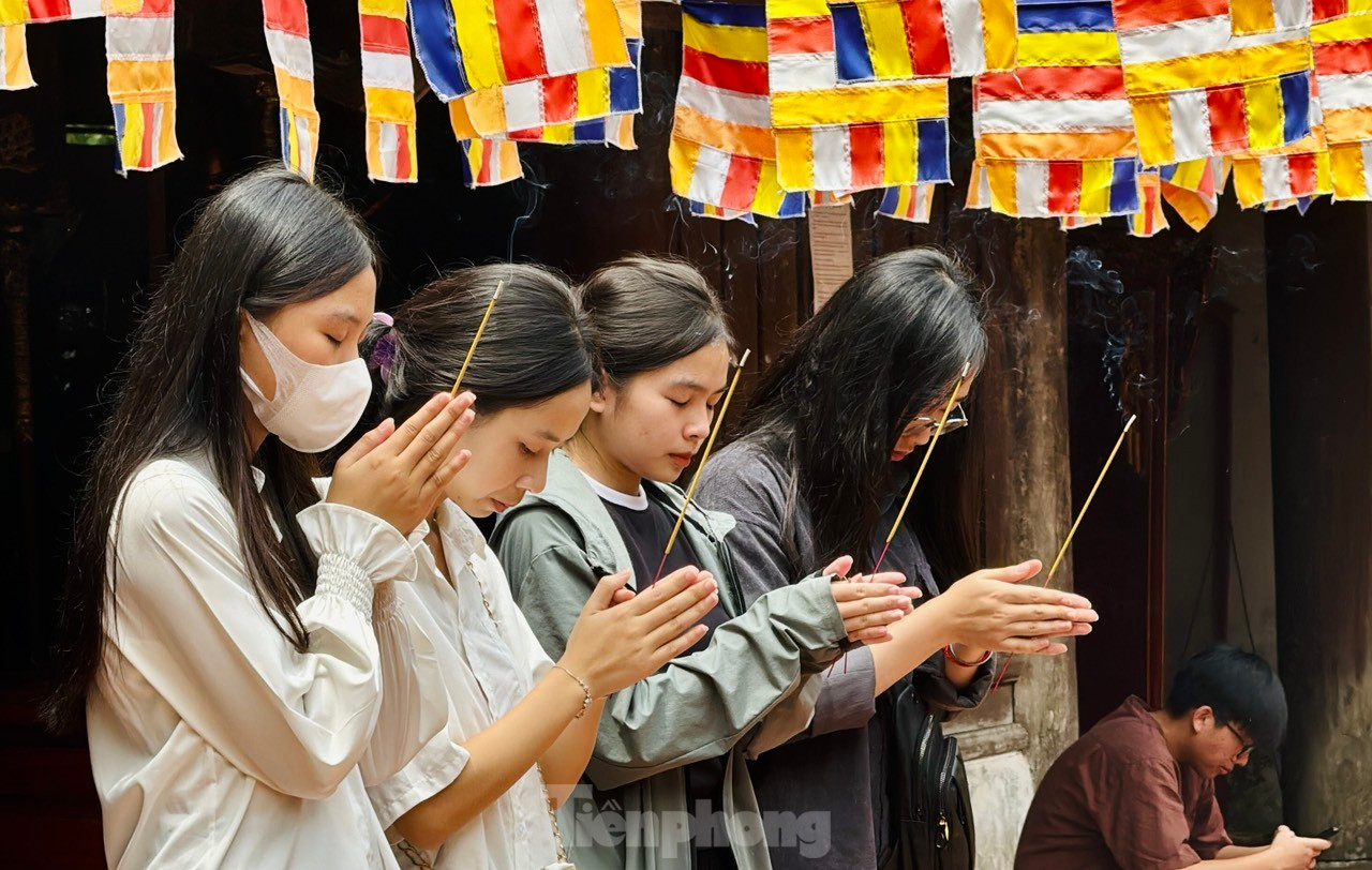 Thí sinh ở Hà Nội đi chùa cầu may trước kỳ thi. Ảnh: Trọng Tài Thí sinh ở Hà Nội đi chùa cầu may trước kỳ thi. Ảnh: Trọng Tài