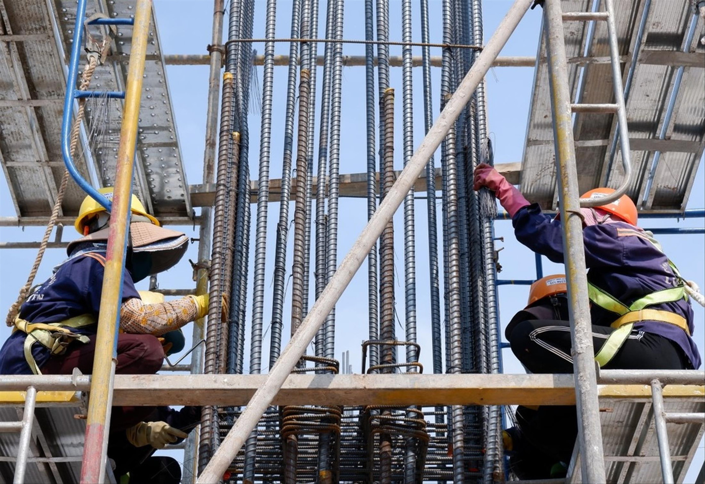 Công nhân thi công hạng mục ga T3. Ảnh: H.H Công nhân thi công hạng mục ga T3. Ảnh: H.H