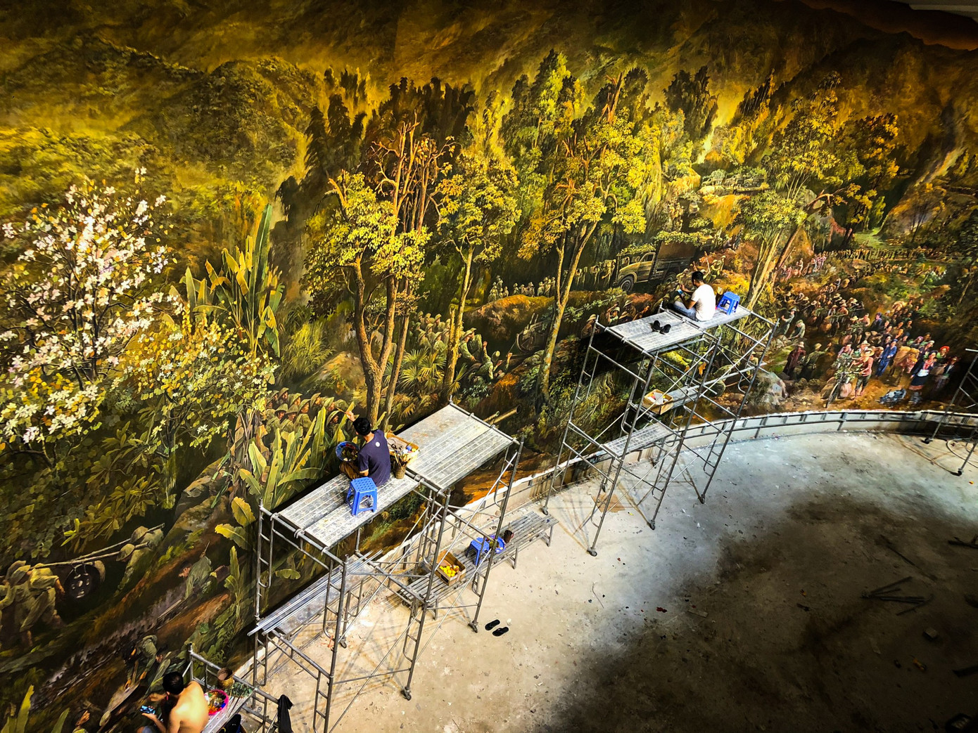 Hình ảnh các họa sĩ hoàn thiện bức tranh panorama về chiến dịch Điện Biên Phủ trên giàn giáo Hình ảnh các họa sĩ hoàn thiện bức tranh panorama về chiến dịch Điện Biên Phủ trên giàn giáo