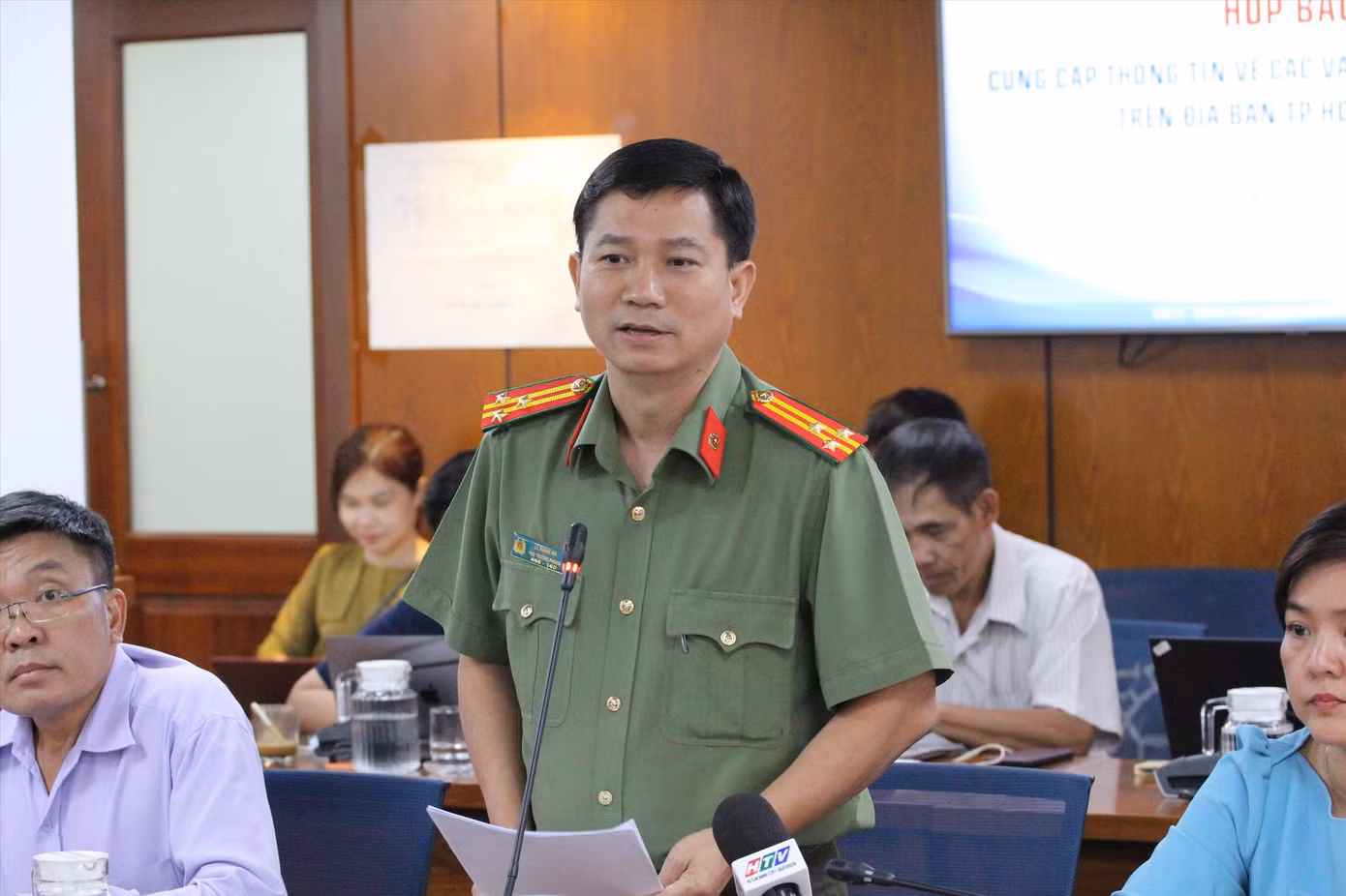 Thượng tá Lê Mạnh Hà, Phó phòng Tham mưu Công an TPHCM thông tin tại buổi họp báo. Ảnh: Vân Sơn