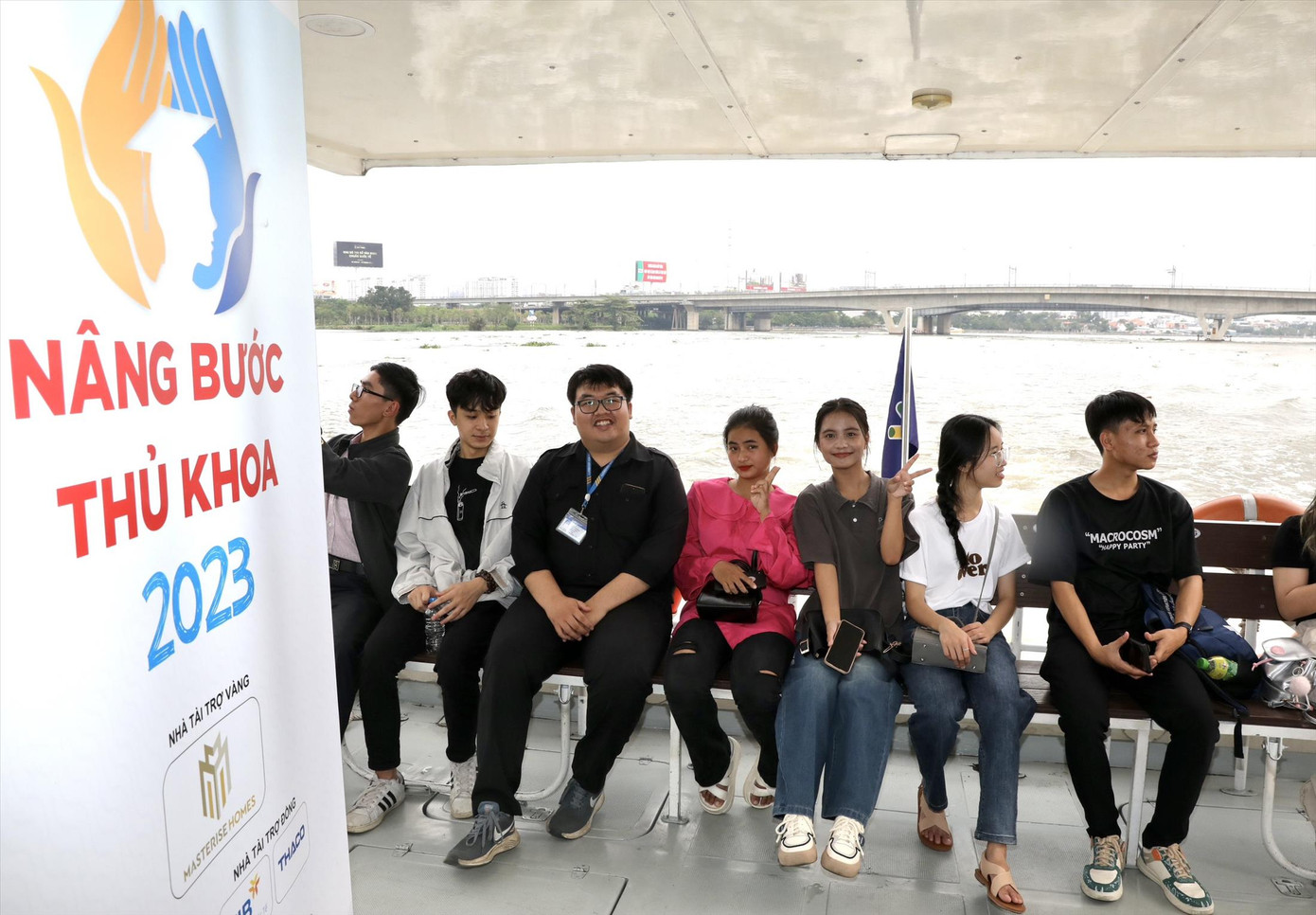 Nhiều sinh viên chưa từng đặt chân tới TPHCM đã rất háo hức trong chuyến tham quan những địa điểm nổi tiếng của thành phố. Ảnh: Duy Anh