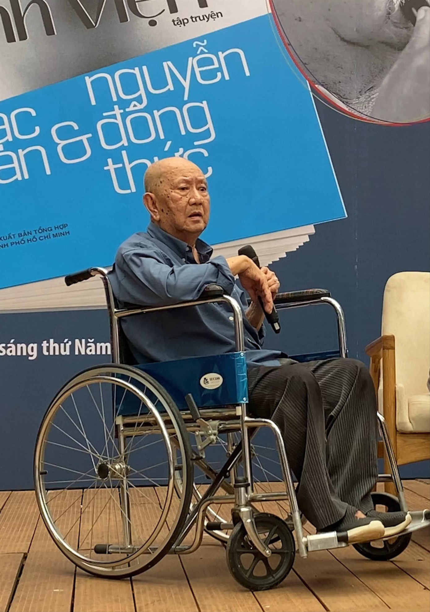 Nghệ sĩ Mạc Can phải ngồi xe lăn nhiều năm