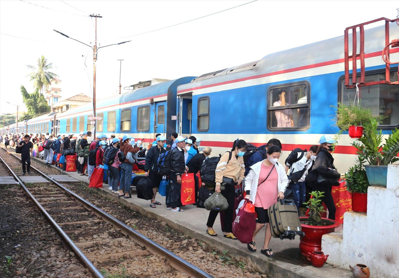 Chuyến tàu Xuân nghĩa tình đưa công nhân về quê ăn tết. Ảnh: H.C Chuyến tàu Xuân nghĩa tình đưa công nhân về quê ăn tết. Ảnh: H.C