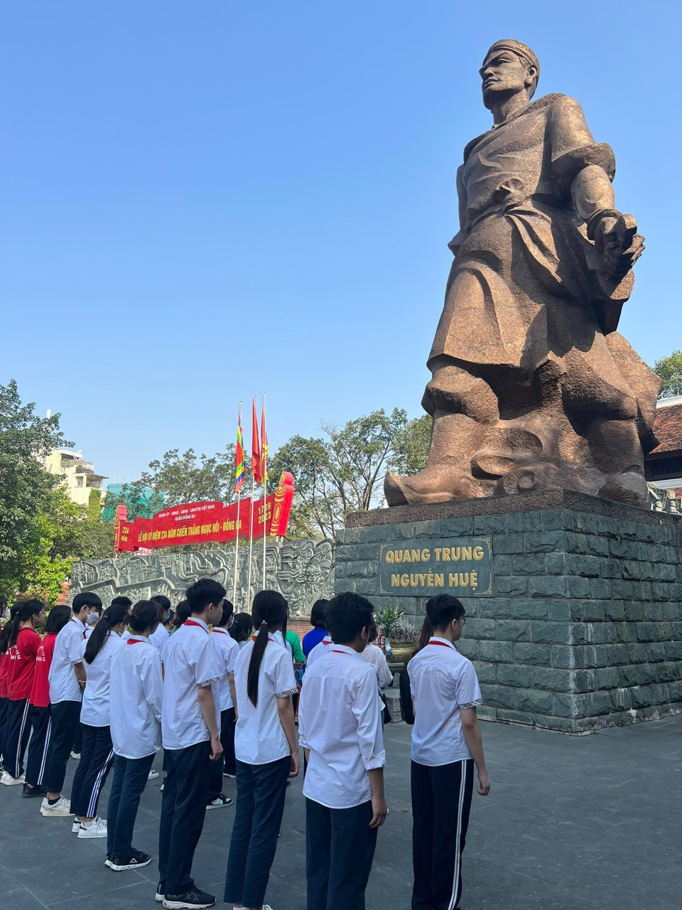 Đã thành truyền thống, ngày mùng 5 Tết hằng năm học sinh các cấp trên địa bàn Quận Đống Đa tổ chức dâng hương và tưởng nhớ vua Quang Trung ở khu di tích Gò Đống Đa Đã thành truyền thống, ngày mùng 5 Tết hằng năm học sinh các cấp trên địa bàn Quận Đống Đa tổ chức dâng hương và tưởng nhớ vua Quang Trung ở khu di tích Gò Đống Đa