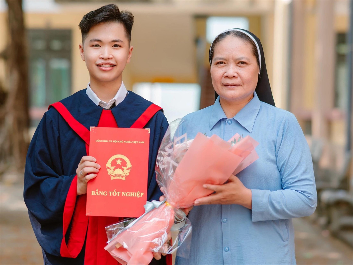 Ngày lớp cấp 3 chụp kỷ yếu, Lê Văn Lộc mời sơ Nguyễn Thị Kim Hà đến trường chụp chung tấm ảnh