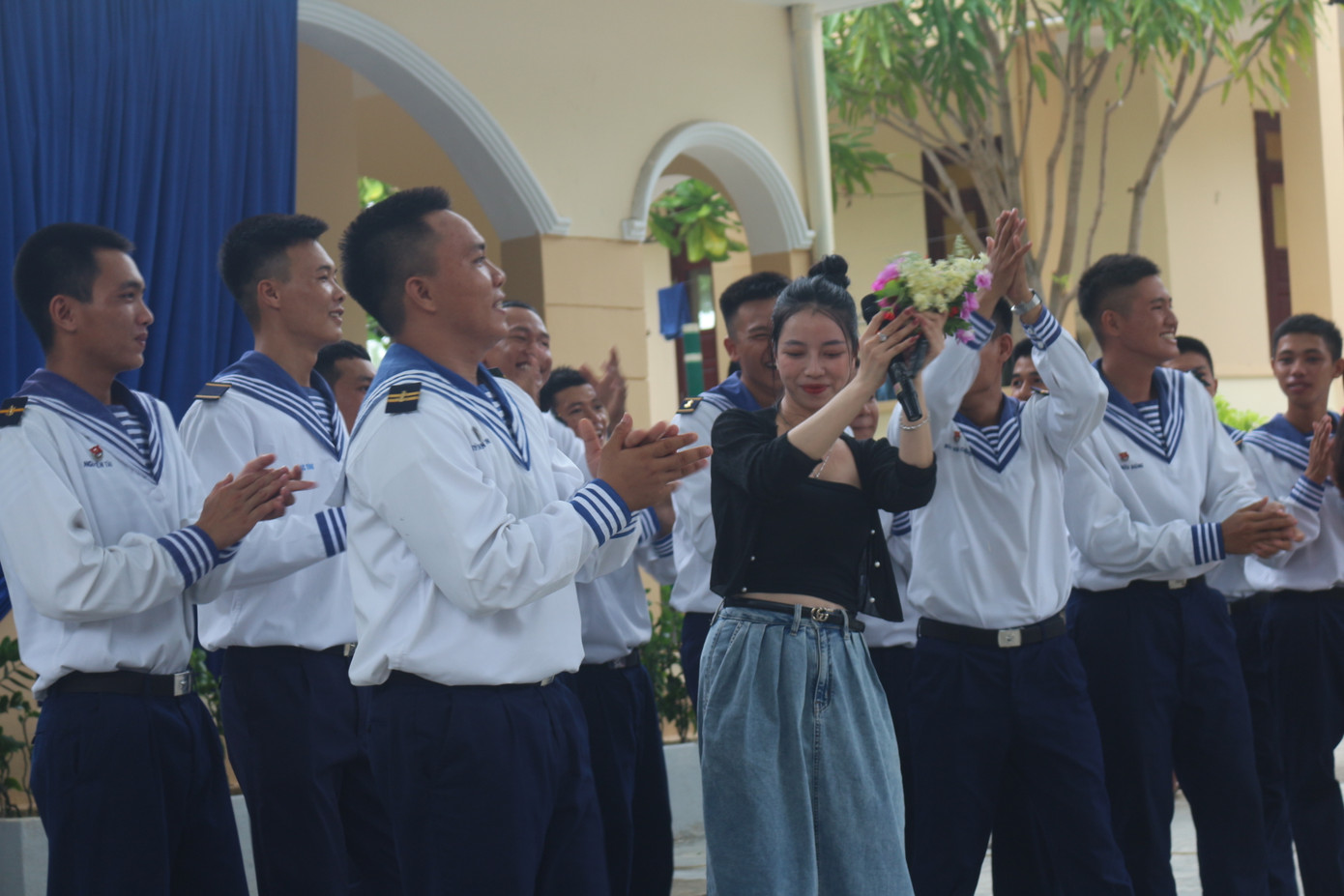 Nghệ sỹ Thu Phương giao lưu với cán bộ, chiến sỹ đảo Sinh Tồn. Ảnh: Nguyễn Tuấn Nghệ sỹ Thu Phương giao lưu với cán bộ, chiến sỹ đảo Sinh Tồn. Ảnh: Nguyễn Tuấn