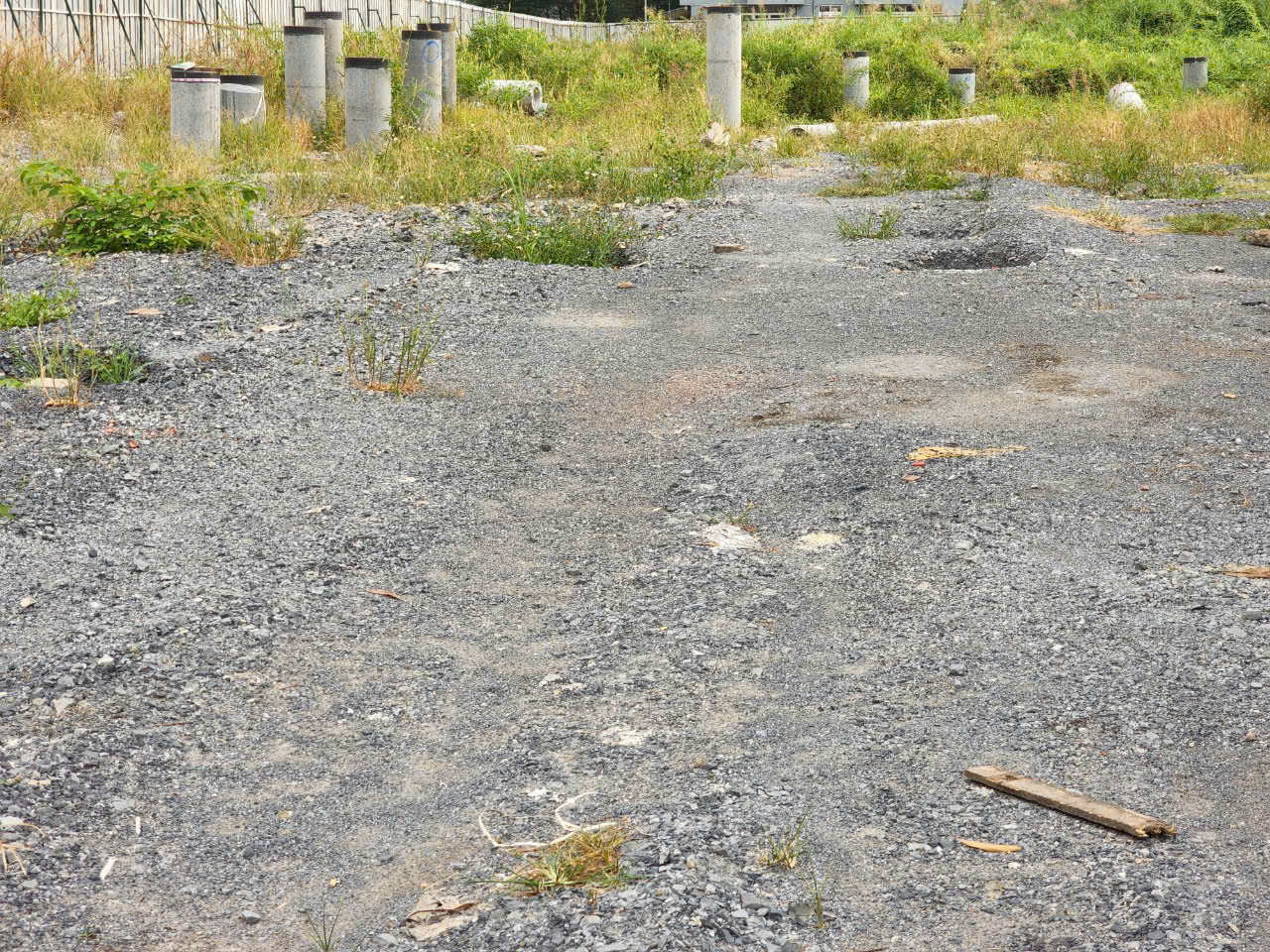 Một dự án NƠXH ở TP Thủ Đức khởi công xong, ép vài cây cọc rồi bỏ không nhiều năm qua.