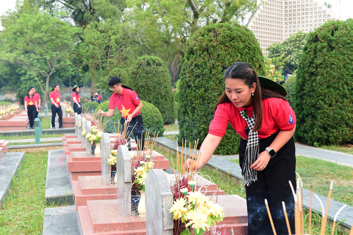 Đại biểu Cao Trúc Chi - Bí thư Thị Đoàn Phước Long (Bình Phước) thắp hương phần mộ liệt sĩ tại Nghĩa trang liệt sĩ quốc gia A1