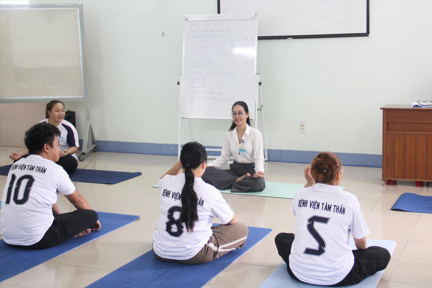 Điều dưỡng CK 1 Đoàn Thị Hậu nỗ lực để xây dựng chương trình, triển khai lớp để chuẩn bị nhân lực triển khai rộng rãi liệu pháp điều trị này trong toàn viện. Ảnh: Giang Thanh