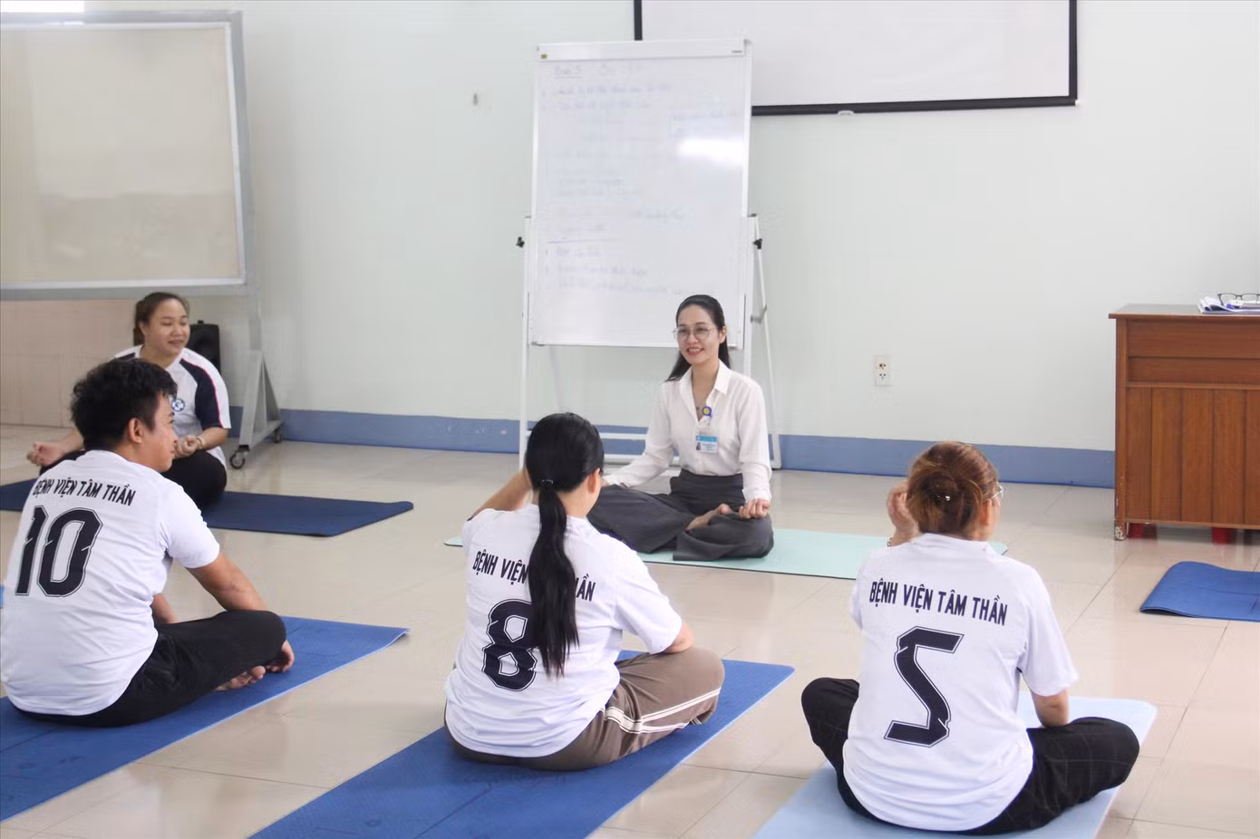 Điều dưỡng CK 1 Đoàn Thị Hậu nỗ lực để xây dựng chương trình, triển khai lớp để chuẩn bị nhân lực triển khai rộng rãi liệu pháp điều trị này trong toàn viện. Ảnh: Giang Thanh