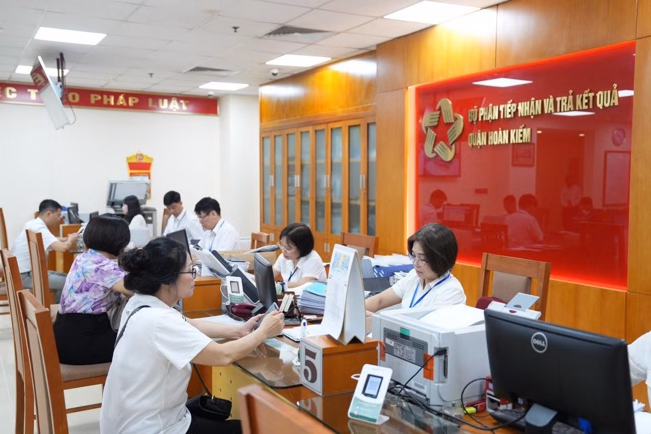 Việc ứng dụng chuyển đổi số giúp UBND quận Hoàn Kiếm tinh gọn được bộ máy, giảm biên chế ở một số bộ phận Việc ứng dụng chuyển đổi số giúp UBND quận Hoàn Kiếm tinh gọn được bộ máy, giảm biên chế ở một số bộ phận