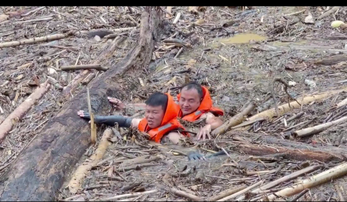 Thượng úy Lò Văn Khụt, công an huyện Mường Chà cùng đồng đội tìm kiếm các nạn nhân mất tích trên hồ thủy điện Long Tạo.