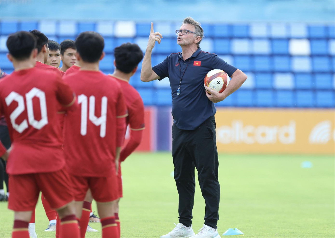 HLV Troussier từng thành công rực rỡ nhưng cũng thua thảm ở đấu trường Asian Cup. Ảnh: Hữu Phạm