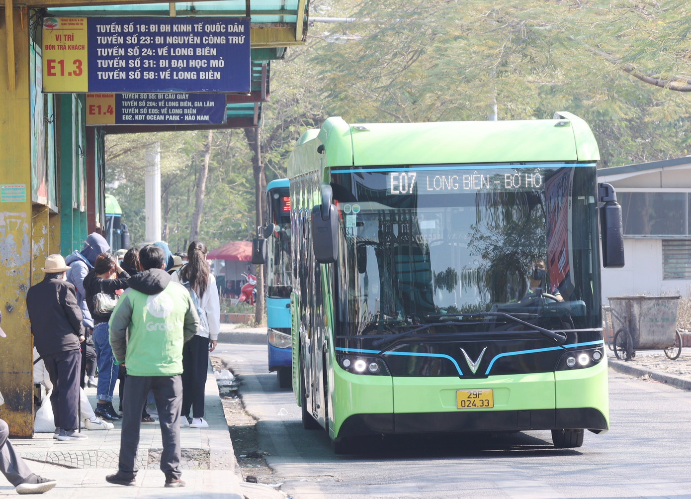 Điều chỉnh mạng lưới tuyến hợp lý, ứng dụng công nghệ thanh toán tiện dụng đã góp phần tăng sản lượng khách đi xe buýt năm 2023
