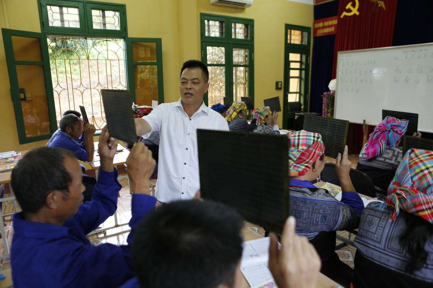 Hàng ngày, những người thầy đặc biệt vẫn miệt mài, tận tụy chỉ dạy, hướng dẫn các học viên học đánh vần, viết chữ và làm các phép tính.