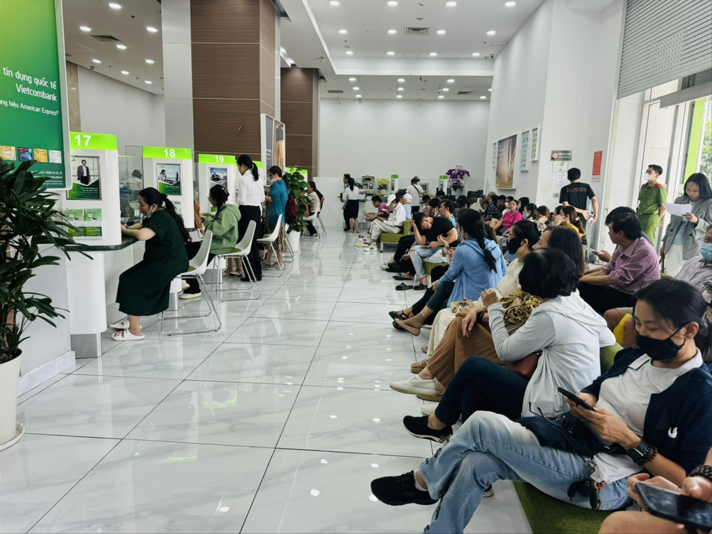 Đứng ngồi chờ đến lượt mua vàng tại ngân hàng Vietcombank (TPHCM). Ảnh: U.P Đứng ngồi chờ đến lượt mua vàng tại ngân hàng Vietcombank (TPHCM). Ảnh: U.P