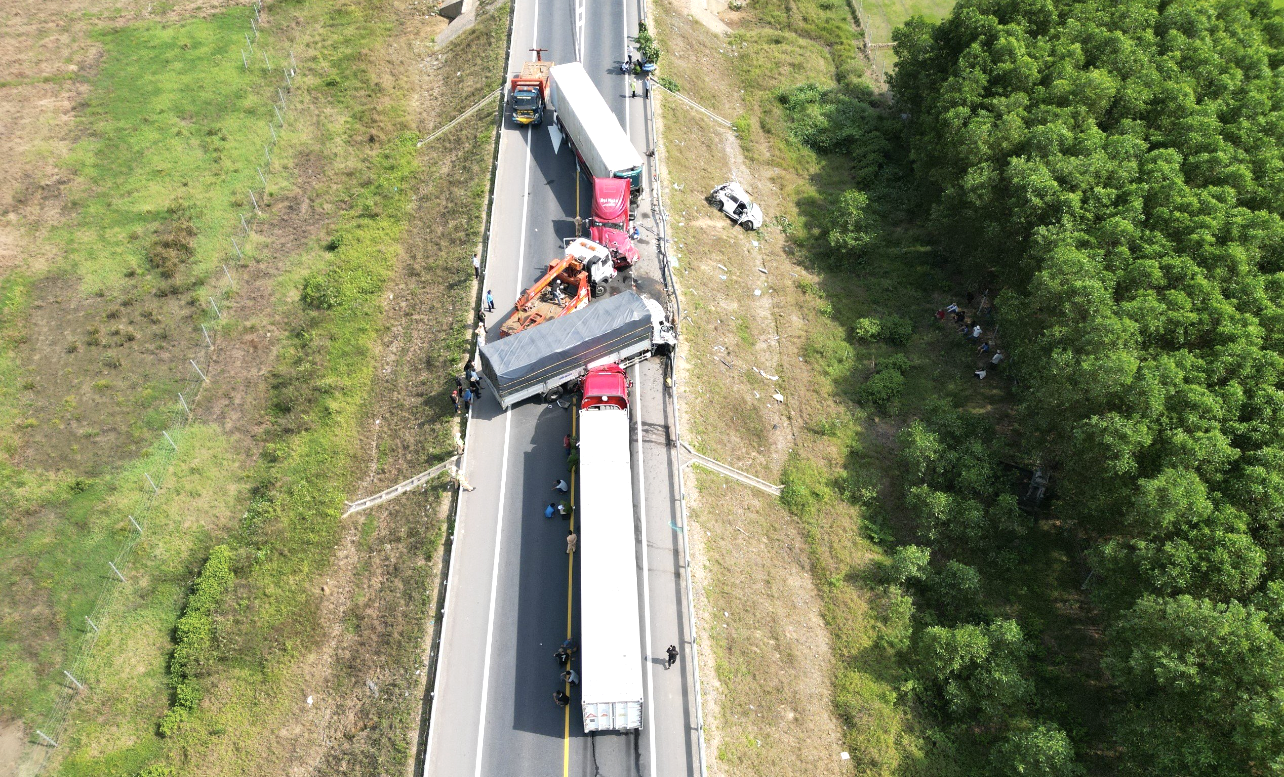 Hiện trường vụ tai nạn giao thông xảy ra tại Km 48+200 cao tốc Cam Lộ - La Sơn đoạn qua địa phận xã Phong Mỹ, huyện Phong Điền, tỉnh Thừa Thiên- Huế, ngày 18/2 Hiện trường vụ tai nạn giao thông xảy ra tại Km 48+200 cao tốc Cam Lộ - La Sơn đoạn qua địa phận xã Phong Mỹ, huyện Phong Điền, tỉnh Thừa Thiên- Huế, ngày 18/2