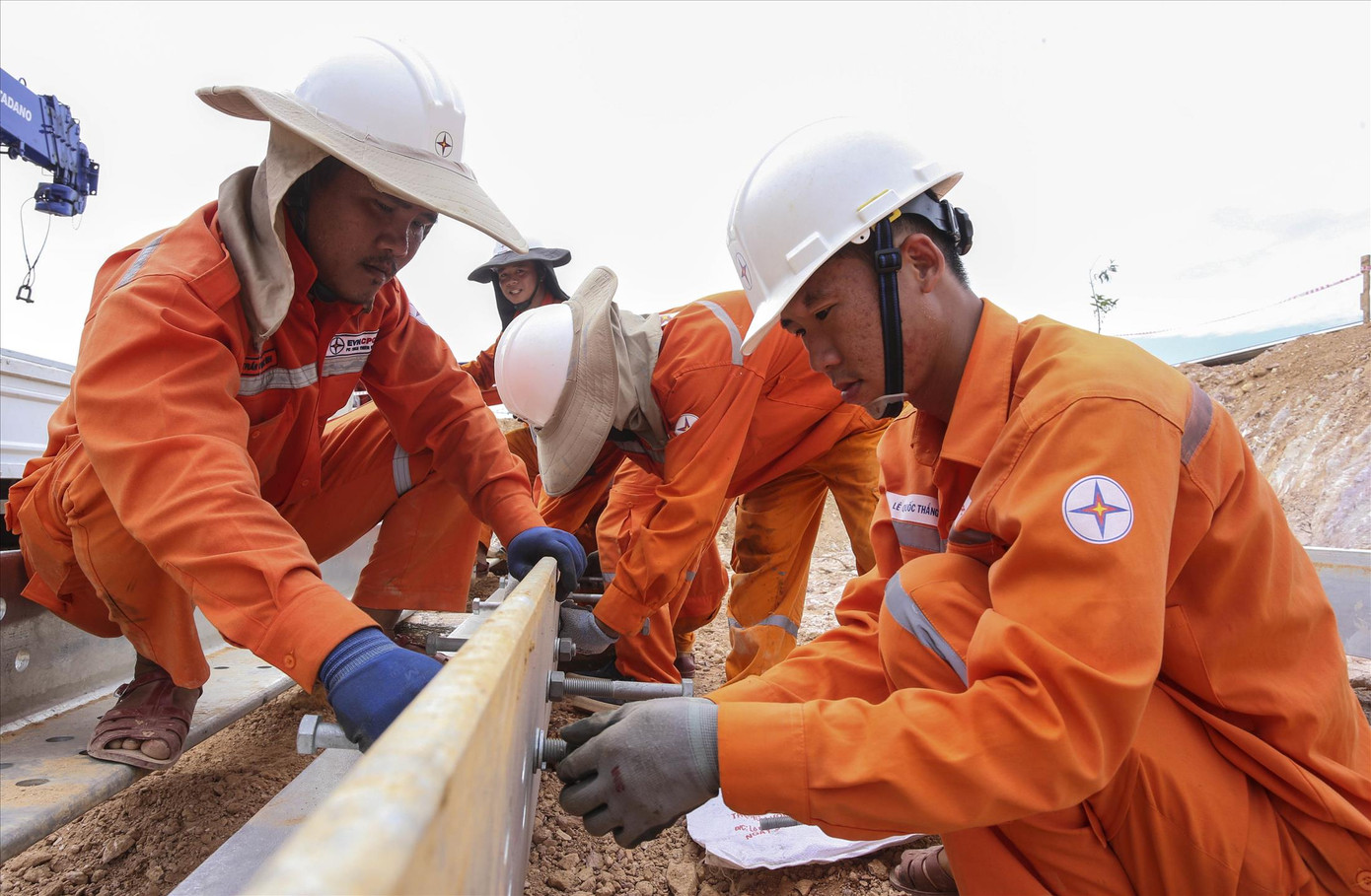 Kỹ sư, công nhân dựng lắp cột trụ đường dây. Kỹ sư, công nhân dựng lắp cột trụ đường dây.