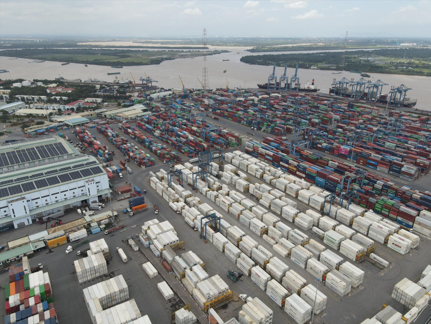 Một góc cảng Cát Lái, TPHCM. Ảnh: Phạm Nguyễn.