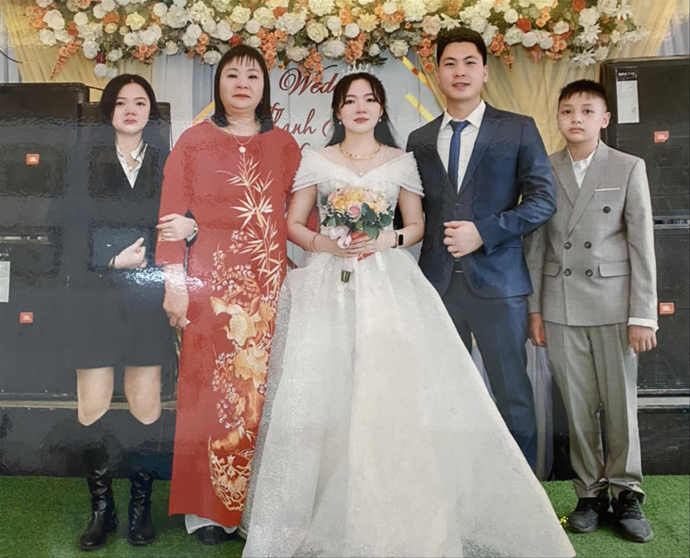 Cô giáo Nguyễn Thị Loan (thứ 2 từ trái sang) trong ngày cưới của con gái Cô giáo Nguyễn Thị Loan (thứ 2 từ trái sang) trong ngày cưới của con gái