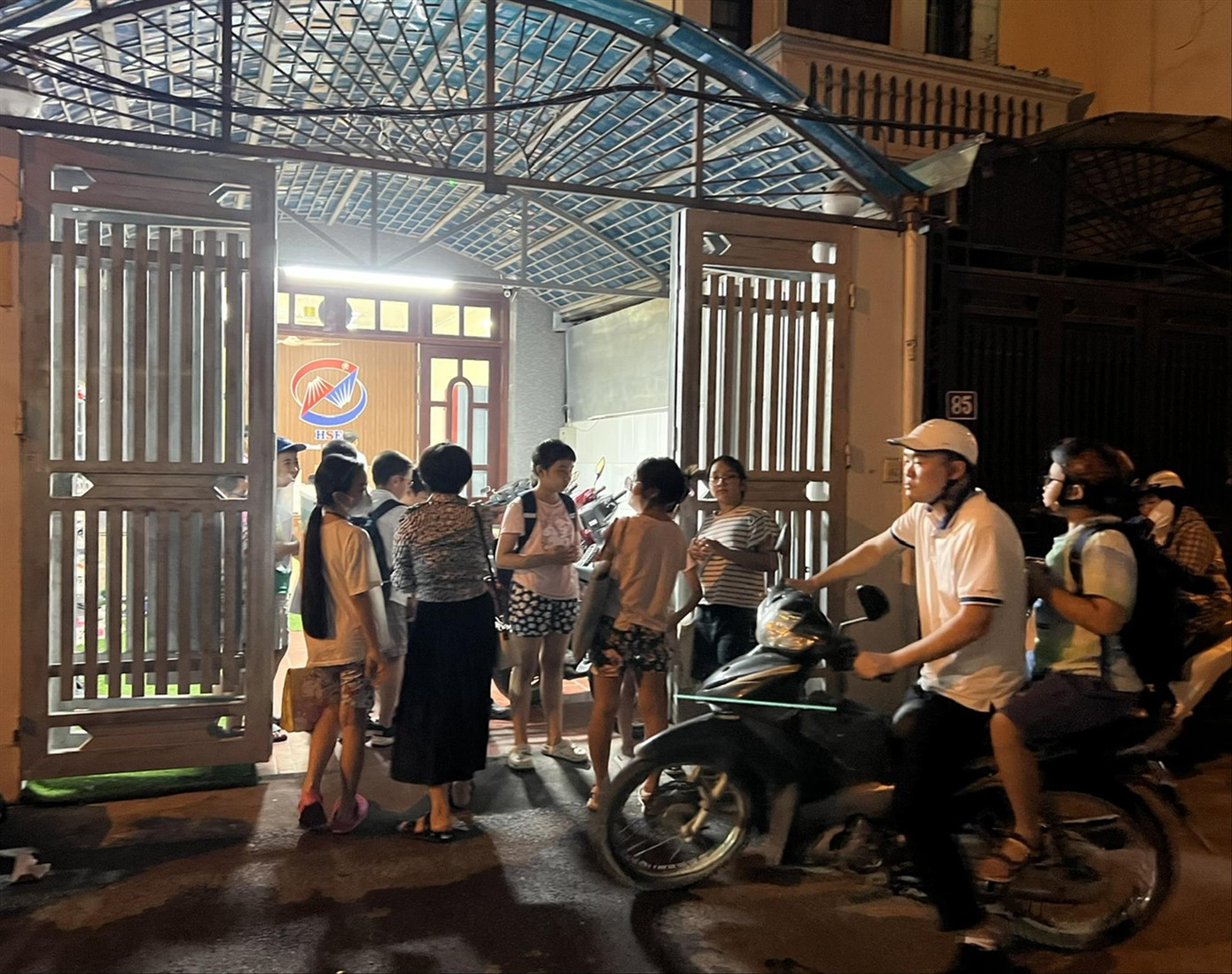 Sau một ngày dài học ở trường, học sinh tiếp tục được phụ huynh đưa đến một trung tâm học thêm tiếng Anh. ảnh: Hà Linh Sau một ngày dài học ở trường, học sinh tiếp tục được phụ huynh đưa đến một trung tâm học thêm tiếng Anh. ảnh: Hà Linh