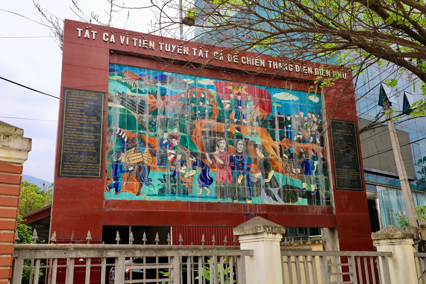 Bức phù điêu lớn tại ngã ba Tuần Giáo Bức phù điêu lớn tại ngã ba Tuần Giáo