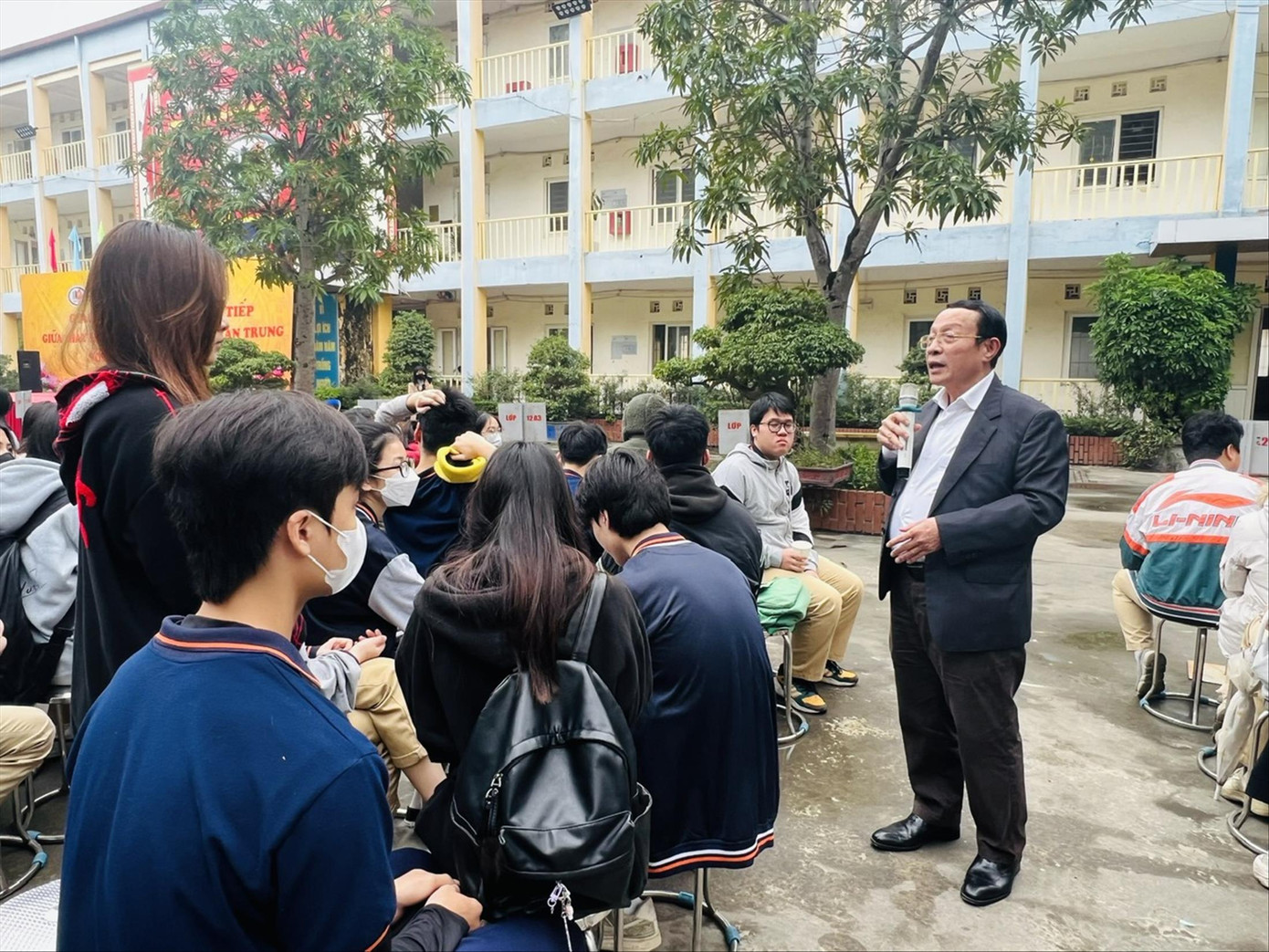 Hiệu trưởng Trường THPT Lê Lợi - TS Lê Xuân Trung, trả lời câu hỏi của học sinh trong buổi đối thoại ngày 15/1