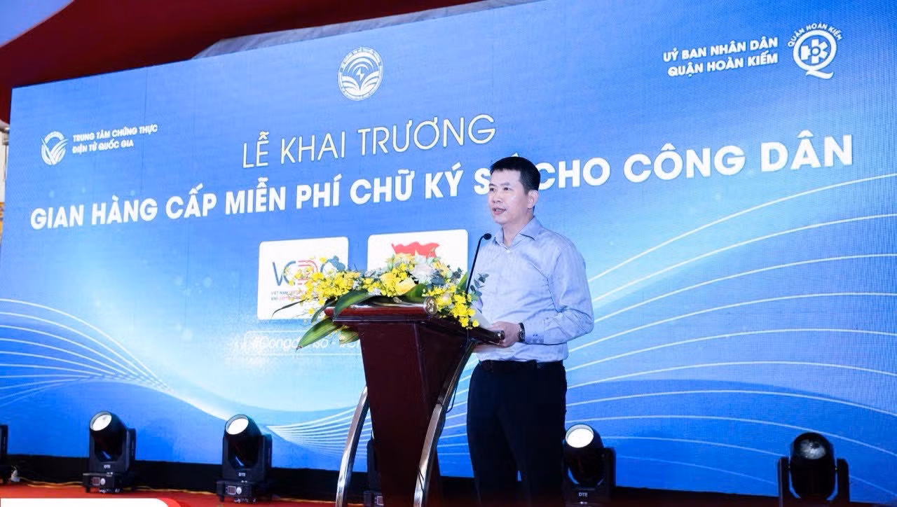 Ông Phạm Tuấn Long - Phó Bí thư Quận ủy, Chủ tịch UBND quận Hoàn Kiếm cho biết, việc chuyển đối số đã đem lại nhiều kết quả tốt đẹp trong quá trình phát triển kinh tế xã hội trên địa bàn Ông Phạm Tuấn Long - Phó Bí thư Quận ủy, Chủ tịch UBND quận Hoàn Kiếm cho biết, việc chuyển đối số đã đem lại nhiều kết quả tốt đẹp trong quá trình phát triển kinh tế xã hội trên địa bàn