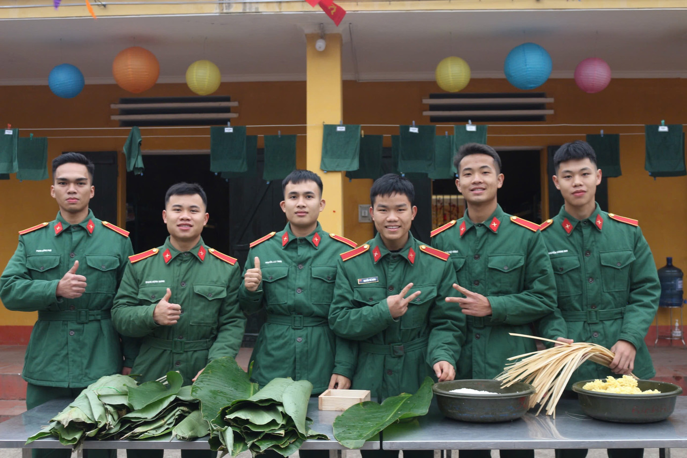 Trần Việt Hoàng (thứ 2 bên phải) cùng đồng đội gói bánh chưng đón xuân Trần Việt Hoàng (thứ 2 bên phải) cùng đồng đội gói bánh chưng đón xuân