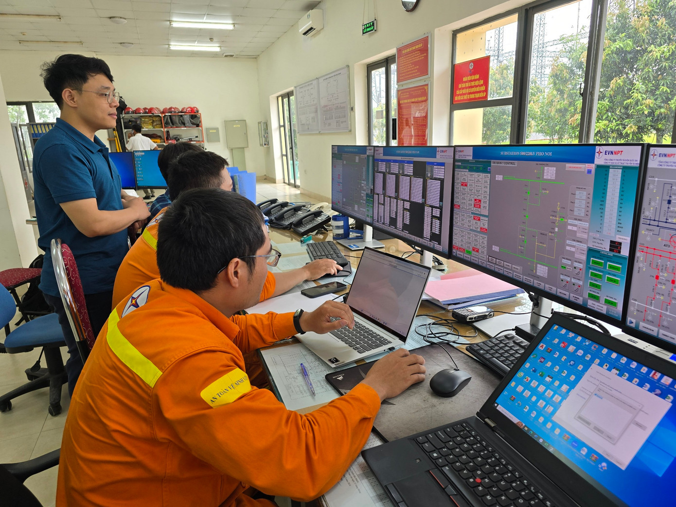 Bên trong phòng điều khiển Trạm biến áp Phố Nối. Bên trong phòng điều khiển Trạm biến áp Phố Nối.