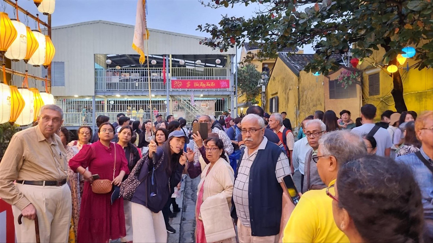 Du khách quốc tế đến tham quan Hội An đông trở lại. Ảnh: Hoài Văn Du khách quốc tế đến tham quan Hội An đông trở lại. Ảnh: Hoài Văn