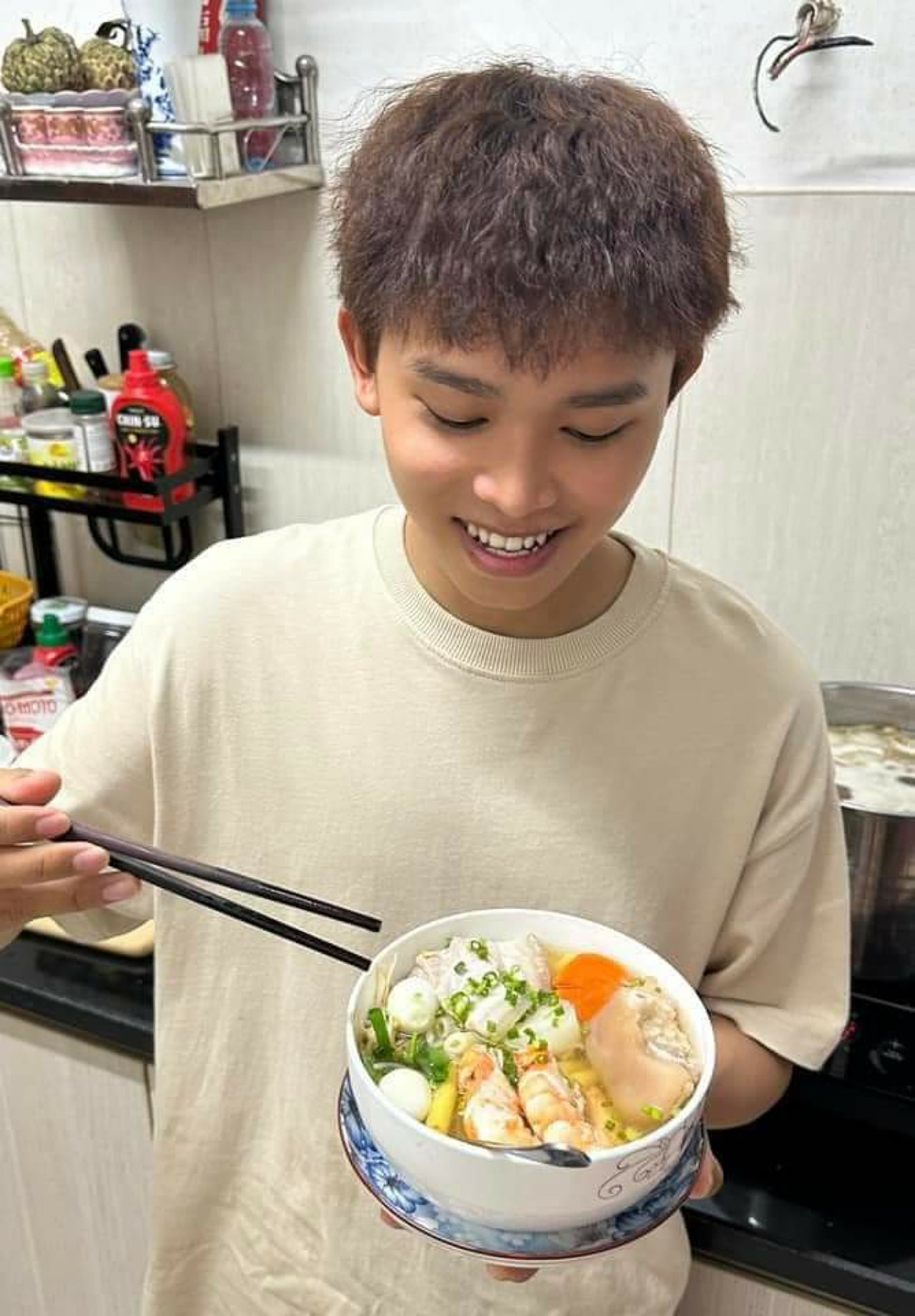 Ca sĩ Hồ Văn Cường khoe cảnh vào bếp làm món bình dân Ca sĩ Hồ Văn Cường khoe cảnh vào bếp làm món bình dân