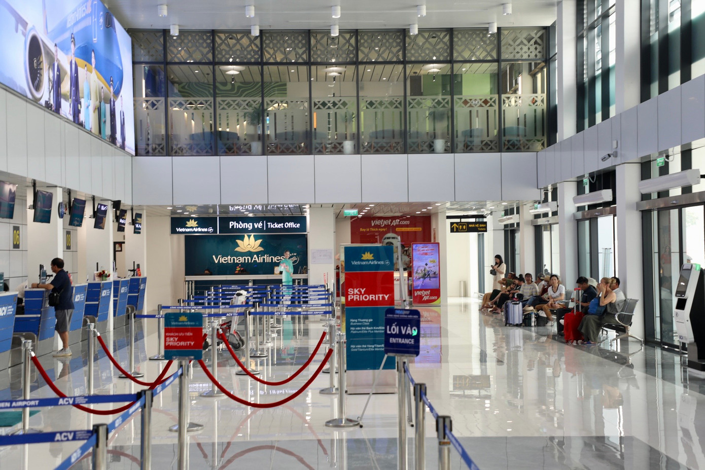 Sân bay Mường Thanh, nay là Cảng hàng không Điện Biên được đầu tư xây dựng. Sân bay Mường Thanh, nay là Cảng hàng không Điện Biên được đầu tư xây dựng.